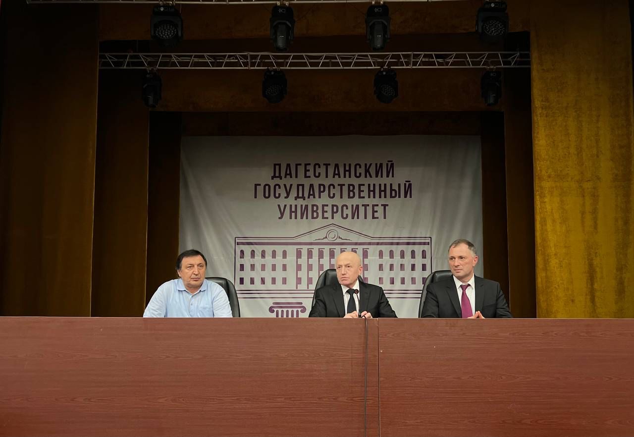 Студенты ЮИ ДГУ встретились со старшим следователем по особо важным делам при Председателе Следственного Комитета России Улади Уладиевым